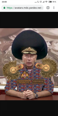 Этот клоун возглавляет всех этих ряженых