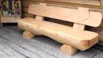 Это кресло, как и стол из бетона, от этого же умельца с кувалдой, хорошо на случай сильного  землетрясения. Весь дом к  х.р.е.н.а.м собачьим, а гарнитурчик как стоял , так и стоит. К нему еще такой  изящный диванчик не помешает.