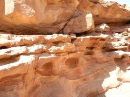 А вот мое собственное фото в Египте в каньоне в пустыне. Никакой воды и отражения здесь нет. Внизу справа песок, остальное скала.