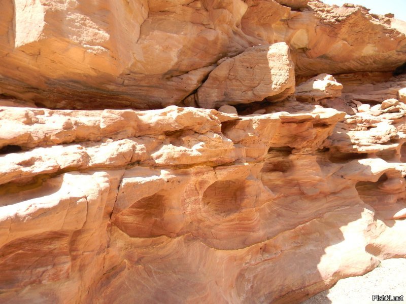 А вот мое собственное фото в Египте в каньоне в пустыне. Никакой воды и отражения здесь нет. Внизу справа песок, остальное скала.