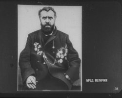 Последний явно больной. Посмотрел видосы. Явный Бред величия (мания величия).

Бред величия   бредовый тип самосознания и поведения личности, выражающийся в крайней степени переоценки своей важности, известности, популярности, богатства, власти, гениальности, политического влияния, вплоть до всемогущества.

И он там показывает свои нарисованные документы. Это просто клиника. На больных не обижаются.
Вот примеры таких людей из психиатрии .