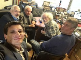 А как насчет "любимого гостя" Эха мацы? Тут - думать надо или нет? Как насчет его поддержки Надежды Савченко? Как насчет его высказываний о войне в Чечне? О Крыме?
Вы думали над этим, вы это поддерживаете?
А вот это фото - нравится вам?