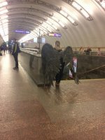 Это Чёрный Ангел. Он убивает презрением тупых тёток, которые сходят с эскалатора И ВСТАЮТ!