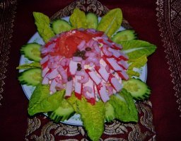 Не только крабовые палочки, но и креветки, копчёный лосось, каперсы. С рисом перемешать только одну треть морепродуктов, а остальное выложить сверху. Я люблю повеселиться, а особенно пожрать.