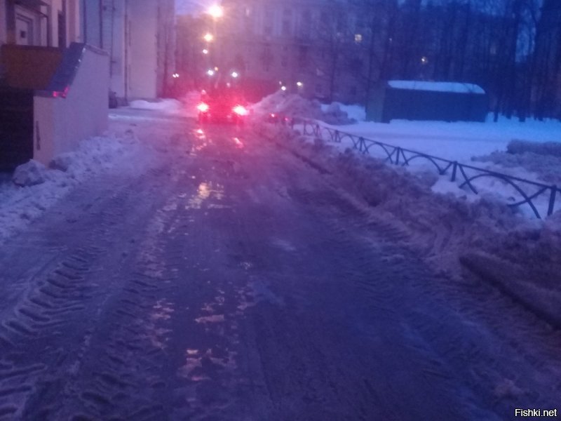 Преувеличение. Снега в этом году, конечно было немало, но убирают, убирают- даже и круглосуточно.
Это мой двор - Малая Охта.