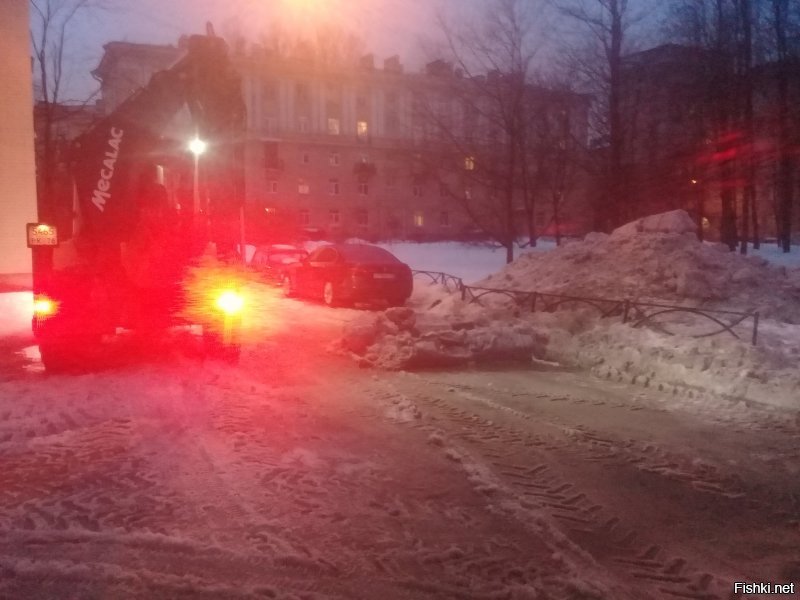 Преувеличение. Снега в этом году, конечно было немало, но убирают, убирают- даже и круглосуточно.
Это мой двор - Малая Охта.