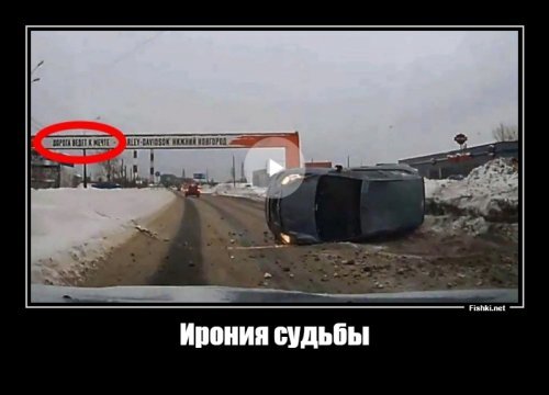 Девушка врезалась в сугроб и перевернулась на дороге в Нижнем Новгороде