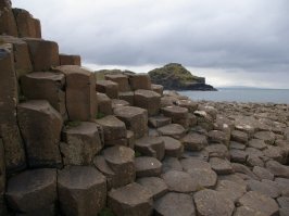 Это из какого-нибудь паблика в ВК от школоты? Кроме написанного ниде ещё радует "...В природе шестиугольники встречаются только на молекулярном уровне..." Ну да, конечно же.