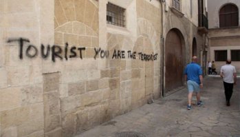 Барселона- «туристы убирайтесь, а приезжайте к нам беженцы со своими семьями».