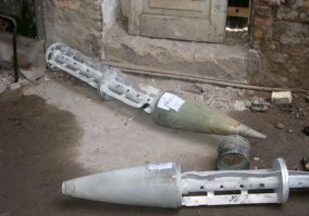На фото выше двигатели, "жопы" от ракет к Урагану.
Головная часть, та что разрывается вот.
То, что торчат эти "столбы" - лишнее доказательство стрельбы по мирным жителям кассетными боеприпасами, зажигательными или с готовыми убойными элементами.
И то, и то - бесчеловечно. Хохлы за такой геноцид будут отвечать перед судом. 
Не гуманным европейским трибуналом еврочеловеков, а перед судом своих бывших сограждан из Луганска и Донецка.