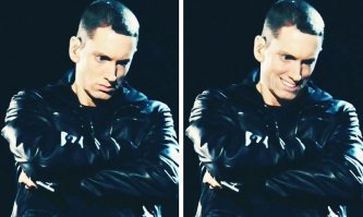 Маниакальная улыбка, будто кто-то лежит перед ним в судорогах и истекает кровью...