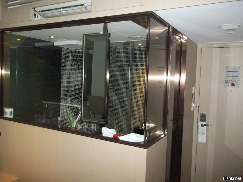 Стеклянный туалет в номере в отеле Гонконга. Пришли в гости к нам с товарищем девки, водки попить, так постоянно выгоняли в коридор гостиницы, им в туалет надо.))