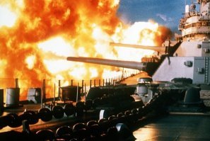 Помнится, в 1983 террористы подорвали казарму американских морпехов в Бейруте. Погибло 63 морпехов. В отместку американцы подогнали линкор Нью Джерси, брата Айовы, к берегу и обстреляли деревни друзов и сирийцев. Чисто колониальная акция, в духе Британской империи 19 века.

Так что, если Россия будет обижать Украину, то Параша пожалуется Трампу и тот  пришлет такой же линкор в Черное море. Тот обстреляет Севастополь, чтобы вправить мозги Путину.