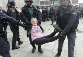 Испанские полицейские помогают слабой больной бабушке перейти дорогу. Браво этим добрым людям!