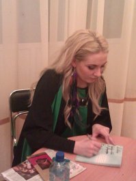 Это да, обычно она не так поет. Просто мне прислал этот клип, человек, который общался с ней лично.