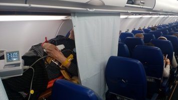 Я вам также желаю не оказаться на месте, мамы с детьми, потому что следуя вашей логике, мне все все должны, вам могут отказать в перевозке, даже при покупке 30 а/б. 1) Для установки и крепления носилок в вс (воздушное судно) - демонтируется часть сидений. Напомню это коммерческий перевозчик, не санитарная авиация, и не борт МЧС. Они реально складывают сиденья, а значит на этих местах, как минимум 9 мест, никто не полетит. см. фото. Поэтому и надо предупреждать а/к заранее
2) Мне как родителю совсем непонятны действия мамы, у меня сразу бы возник вопрос а как лежачего больного в самолет размещать будут, как крепить носилки, что бы если что он в полете не упал, как вообще перевозка происходит, кто следить будет и т.д. и т.п
3) Вы сейчас хайп ловите на данной новости и все в голос орете Ютэйр, сволочи... 
Так для примера новость по ссылке от 2018 года.