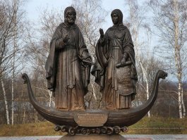 У нас есть свои православные праздники, неразрывно связанные с нашей историей и культурой.
8 июля во всех городах России празднуют День семьи, любви и верности. Дата торжества выбрана неслучайно и совпадает с памятным днем святых Петра и Февронии Муромских. Житие православных супругов – образец христианского брака и символ идеальных семейных отношений.