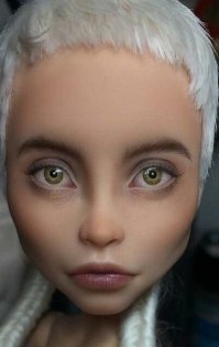 Художница «очеловечила» кукол с помощью макияжа