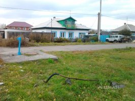 Уяр - вообще опа мира,  4300 км. от Москвы.  Больше 120 км. от ближайшего города.  
Таких домов там, дофига и больше. :)  Я не фотал нашу деревню никогда , но елки. ТАм и двух и трехэтажные дома стоят,  причем не олигархов.  И газончики подстрижены,  и заборчики ровные.   Но это не замечают.  Летом в Хакассию и Тыву отдыхать поеду - (700 км.)  для интереса отфотаю - какие тут загороды бедные.  .  причем дома все капитальные - а не каркасные коробочки.