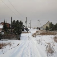 Загородная Россия. д. Раскаты,  45 км. до ближайшего города.  Справа , мы вместе дачу родителям построили, (уже жилой дом).  Слева - простые люди живут на окраине.