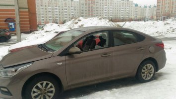 Машина Тамбовская, стоит в Орле. На местном форуме уже спрашивали кто оставил - тишина.
С другой стороны ещё стекло разбили, видимо когда открывали...