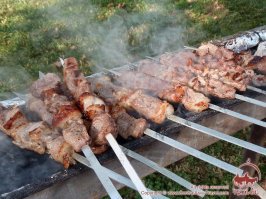 Шашлык - свежая баранинка с курдючным жиром, репчатый лучок тонкими кольцами, помидорки, огурчики и свежая зелень. Да под бокальчик вина или стопарик холодненькой водочки. Один раз живём, ешь вкусно, отдыхай хорошо, гуляй на славу, не будь унылым!
