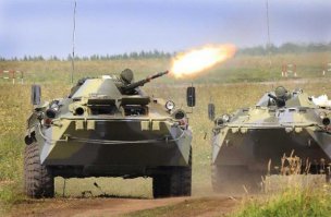На броне ездили потому что жарко внутри и душно, и обзор у командира никакой и легко можно попасть в засаду. А так несколько дополнительных пар глаз на броне - позволяют почти мгновенно отреагировать на подозрительно ёрзающие кусты и для профилактики шмальнуть туда из автомата. 
Такая техника проектировалась для наступательных действий по территории Европы, с её полями. лугами и водными преградами.. Там да, по уставу надо сидеть внутри. В условиях же горного ландшафта чтобы повысить выживаемость - пришлось адаптироваться. Защищённость бойцов в этот момент падает, зато нападать в открытую на такой ощетинившийся БТР будет только человек который искренне верит что его ждут 72 девственницы в раю.
Ну и да, углы склонения орудия у первых БТР и БМП\БМД не позволяли вести огонь "в зенит" что очень часто требовалось в ущельях, поэтому и ответить на нападение могли фактически только бойцы на броне, пока механик-водитель найдёт удобное положение для машины, чтоб за счёт наезда на камень обеспечить нужный крен корпуса и поддержать своих из основного калибра.
Ну и да.. повторюсь, эта техника не для гор. В горах надо воевать вертолётами с тепловизорами, вакуумными боеприпасами, ракетами, самолётами и точечными десантными операциями. Гонять армейские конвои по ущельям - плохая затея, потому что СВУ из 152 мм снарядов оставляли мало шансов легко бронированной (да в принципе) любой технике.