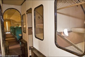 Это ту-114. Там еще и купе были. Со спальными полками