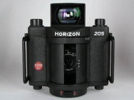 Коммунальщики "разбомбили" сосульками дом в Тихвине