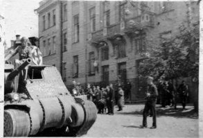 Трофейный советский танк М3 «Генерал Ли» с именем собственным «Советские Герои» проезжает по улице оккупированного Орла. Машина была потеряна в июле 1942.