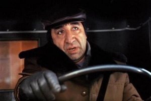 Не понял, что за набор не связанных фотографий? На первой слева -Елена Валерьевна Дементьева, одна из лучших наших теннисисток, олимп. чемпионка, ну и красивая женщина. На следующем - Сергей Владимирович Чепиков, один из лучших наших биатлонистов, двукратный олимп. чемпион. На третьем - Фрунзе Мушегович Мкртчян, один из величайших наших актеров, Народный Артист СССР. На 4-м - какая-то  обезьяна. 
- Я тебе один умный вещь скажу, только ты не обижайся.