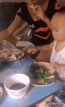 Китайский малыш великолепно управляется с палочками при поедании супа 
