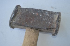 Легко ! Берём это и молоток .....Молотком клеймим бревно ! Проводим всё через ..... И имеем скромный дачный домик в Калифорнии .