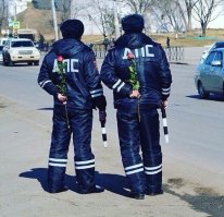 У нас каждый год 8 марта так делают. Останавливают женщин-водителей, поздравляют и розу дарят. На всех естественно не хватает, постоят час-полтора и хватит на этот год.