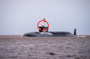 Я фотографа красным обвёл.
