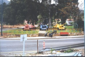 Зато на Арабо-Израильскую войну они успели. А потому стоят сейчас вот в таком виде.
На средней фотке я 15 лет назад