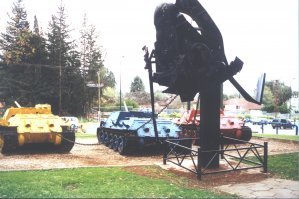 Зато на Арабо-Израильскую войну они успели. А потому стоят сейчас вот в таком виде.
На средней фотке я 15 лет назад