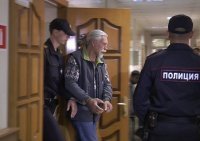 Слушайте, а как так сделали, чтобы в центре мужик четкий, а фон вокруг размыт? Это фильтрами сделано или на самом фотоаппарате?