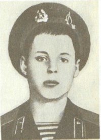 Я всегда в эту тему добавляю судьбу Коли Кобликова, первого актера утвержденного на роль Буратино. Волею случая, сломанный во время съемок зуб Коли, стал причиной его замены на Диму Иосифова, который и сыграл роль Буратино.
А выросший Николай, был призван в ряды СА и направлен в Афганистан.
14-го апреля 1985 г. он погиб, подорвавшись на мине. Посмертно награжден орденом Красной Звезды. 
Вот так трагически переплелись судьбы актеров, героев ВОВ и войны в Афганистане.