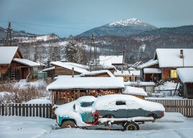 Это ГАЗ 53, заливная горловина сразу у двери...