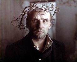 Что это такое, бл...? По каким критериям подобраны кадры? Что хотел сказать автор подборки? Если оценивается работа кинохудожника, так 3/4 надо выкинуть. Если режиссёрский замысел, то 3/4 надо выкинуть. Если просто по принципу "А мне нравится!", так у себя на компьютере и любуйся. Эстет нашёлся...
Предлагаю аффтору разобрать себе на кадры фильм Тарковского "Сталкер". Вот где стильность, художественность и новизна. При том что результат, мягко говоря, сомнителен.