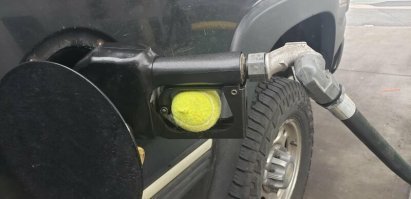 Во первых это скорей проблемы заправочной станции. Во вторых - у меня всегда с собой есть изолента - гораздо более универсальная вещь, чем теннисный мячик