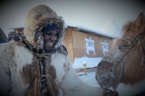 Нигириец учитель китайского.ВЫ ШУТИТЕ?
Этот перец 15 лет назад на родине прошёл краткие курсы китайского,а в Якутии он учитель.Обучает пяти иероглифам , которые он сумел запомнить.Писец блин.