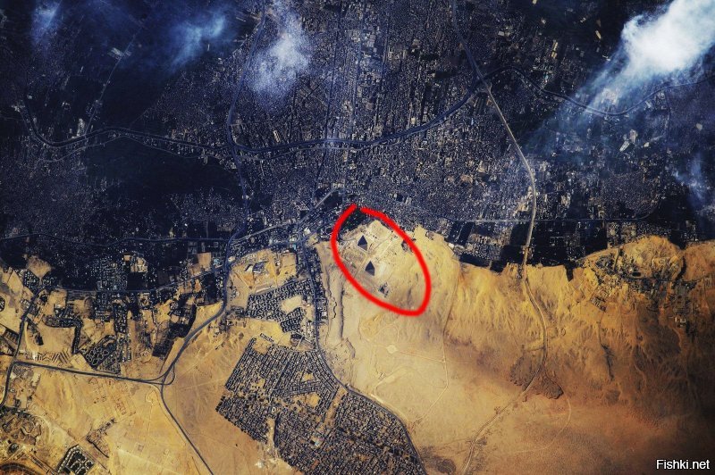 Видите на спутниковом снимке три небольшие точки ?
Это ВЕЛИКИЕ ПИРАМИДЫ !  ;)