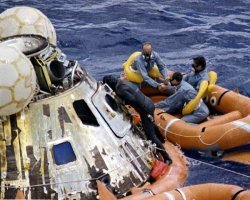 С Луны прилетели уже чисто выбритые, тогда электробритвы то хоть были, пист W ?)