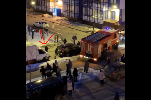 Я понимаю, пожар - это горе с которым нужно справится как можно быстрее. Но в этом случае вина полностью на дебилах застройщиках. Водители поставили свои машины не нарушая правила. 
Как видно на фото знаков нет, а сам двор это просто круговое движение с ОДНИМ СУКА выездом, а пожарная ехала с другой стороны и не могла знать что там забыли поворот сделать =) Понимаю пешеходный зоны, но как я понимаю тут нет интенсивного движения и можно было разрыв сделать. В общем ПИЗ..Ц, жалко владельцев авто (один из них как видно на фото уже идет медленно и обреченно, открывая машину уже через секунд как ее отодвинули), жалко погорельцев и их соседей. Надеюсь у владельцев авто нет серьезных повреждения авто и после этого случая жильцы дома решаться коллективно бороться за дополнительные подъезды к дому. Так как если бы гребаные застройщики думали бы головой, а не чем то еще, то думаю пожар бы потушили быстрее и без вреда автовладельцев, кто правила не нарушал.  Это я к названию поста все.