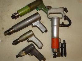 Судя по сварочным работам для 1909-1912 годов, это будет уже не точная копия. В то время суда собирались с помощью заклепок. Вот эта огромная пресс-гидроскоба на фото, специально для такой клепки. Суть была простая, раскаленную до бела заклепку студили водой со стороны шляпки, раскаленную же часть вставляли в отверстие и сжимали прессом-гидроскобой или расклепывали пневмоническим клепальным молотком (отбойный молоток с клепальной насадкой). Таким образом скреплялись листы металла до внедрения электросварки. Так строили не только суда, а также паровозы, вагоны и прочие конструкции. Например: довоенные американские небоскребы строились именно так. Все метало конструкции в них соединены заклепками. И еще! Думаю паровые машины судна, скорее всего тоже делать не будут. С технологиями которые были 100 лет назад, китайцы точно заморачиватся не будут.