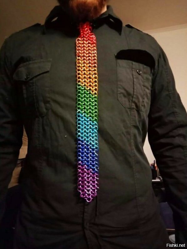 Мне кажется в этом галстуке он больше похож не на богатыря, а на участника гей-парада...
