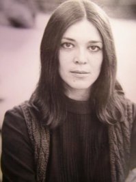 24 августа 1981 года самолёт Ан-24, на котором летели супруги Савицкие, на высоте 5220 м столкнулся с дальним бомбардировщиком Ту-16К. Причин у катастрофы было несколько: слабая согласованность военных и гражданских диспетчеров, экипаж Ан-24 не доложил об уклонении от основной трассы, а экипаж Ту-16 сообщил, что занял высоту в 5100 м, за 2 минуты до того, как это произошло на самом деле.

После столкновения экипажи обоих самолётов погибли. В результате столкновения Ан-24 потерял обе консоли крыла с топливными баками и верх фюзеляжа. Оставшаяся часть в ходе падения несколько раз разломилась.

В момент катастрофы Лариса Савицкая спала в своём кресле в хвостовой части самолёта. Проснулась от сильного удара и внезапного холода (температура моментально упала с 25  C до  30  C). После очередного разлома фюзеляжа, прошедшего прямо перед её креслом, Ларису выбросило в проход, очнувшись, она добралась до ближайшего кресла, забралась и вжалась в него, так и не пристегнувшись. Сама Лариса впоследствии утверждала, что в тот момент ей вспомнился эпизод из фильма «Чудеса ещё случаются», где героиня при крушении самолёта вжалась в кресло и выжила.

Часть корпуса самолёта спланировала на берёзовую рощу, которая смягчила удар. По последующим исследованиям, всё падение обломка самолёта размерами 3 метра в ширину на 4 метра в длину, где оказалась Савицкая, заняло 8 минут. Несколько часов Савицкая была без сознания. Очнувшись на земле, Лариса увидела перед собой кресло с телом мёртвого мужа. Она получила ряд серьёзных травм, но могла самостоятельно передвигаться.

Через два дня её обнаружили спасатели, которые были сильно удивлены, когда, после того, как два дня им попадались только тела погибших, они встретили живого человека. Лариса была вся покрыта краской, слетавшей с фюзеляжа, и с сильно спутанными ветром волосами. В ожидании спасателей она соорудила себе временное прибежище из обломков самолёта, согреваясь чехлами с сидений и укрываясь от комаров полиэтиленовым пакетом. Все эти дни шёл дождь. Когда он закончился, она махала пролетавшим мимо самолётам спасателей, но те, не ожидая найти выживших, приняли её за геолога из находившегося неподалёку лагеря. Ларису, тела её мужа и ещё двух пассажиров обнаружили последними из всех жертв катастрофы.

Врачи определили у неё сотрясение мозга, травмы позвоночника в пяти местах, переломы руки и рёбер. Также она потеряла почти все зубы. Последствия сказывались на протяжении всей последующей жизни Савицкой.

Позднее она узнала, что уже была вырыта могила и для неё, и для её мужа. Она оказалась единственной выжившей из 38 человек на борту.