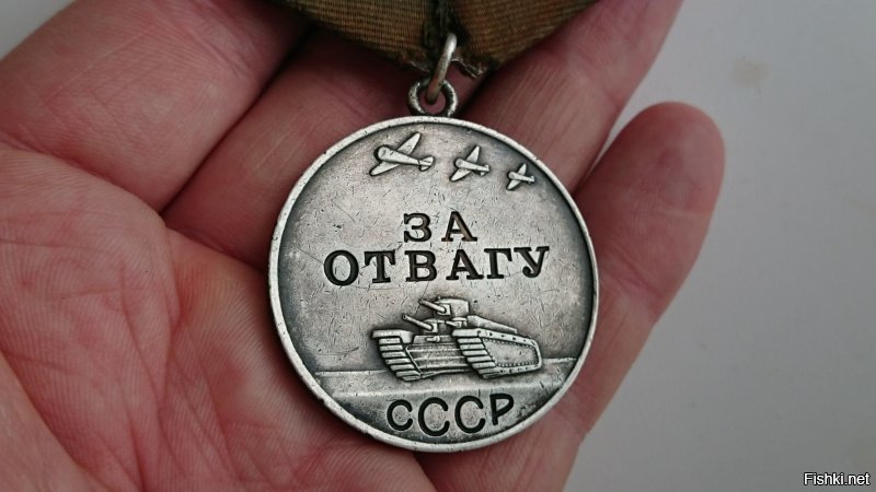 Я не спорю. Однако он носит высший военный чин. Ни дня не прослужив в Армии.
Я не хочу проводить никаких аналогий, но все же скажу. Я срочку служил в НКАО 1989-1991. Я никакой не герой, но пострелять довелось. 
И вот эта медаль потом и кровью доставалась, а не те блестяшки, что на Шойгу красуются, как на новогодней елке...